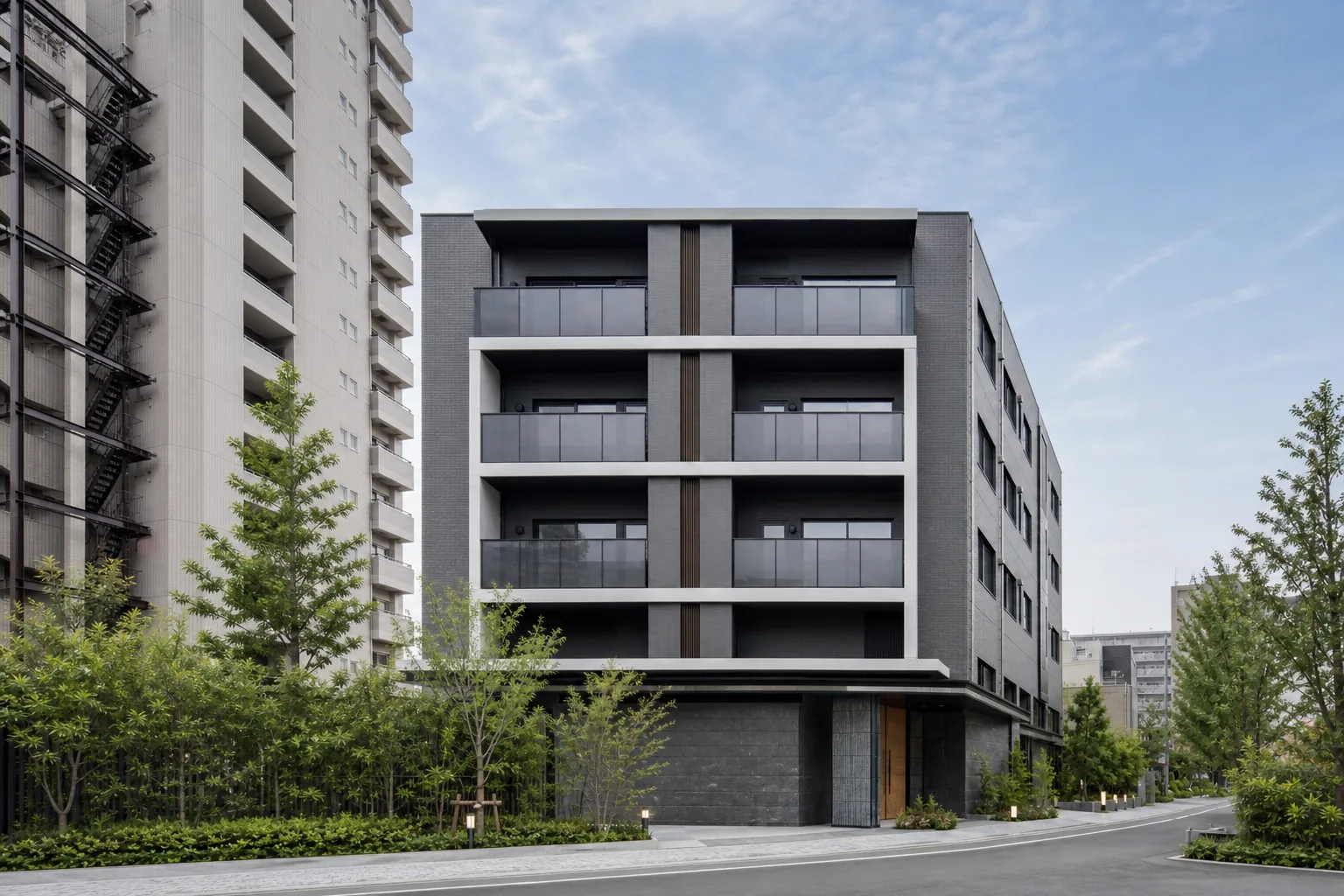 黒とグレーを基調とした都会的なマンション外観